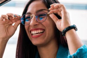 How to check if your eyeglasses fit properly