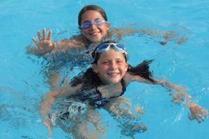 Does chlorine in pools harm your eyes?