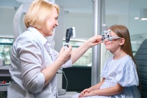Using retinoscopy to diagnose vision clarity and refraction