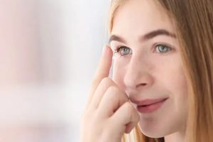 Wearing the contact lenses