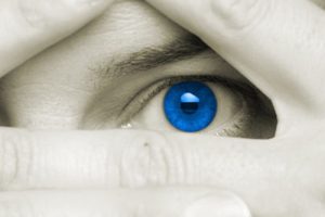 Dangers of using costume contact lenses on Halloween
