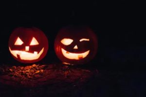 Tips for safely wearing colored contact lenses on Halloween