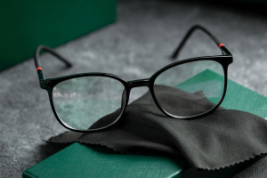 Step-by-step guide to cleaning eyeglasses correctly